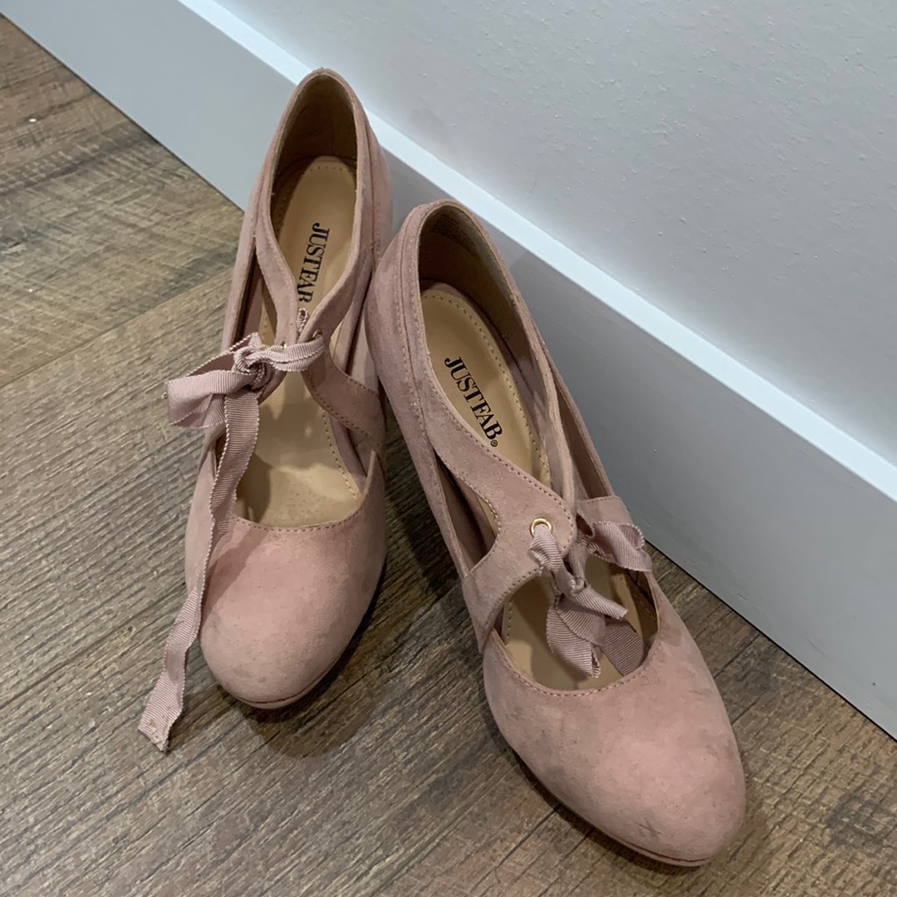 Nude pumps